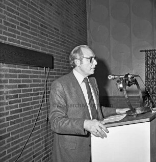 Gemeindetag: Kreisverband Stormarn des Schleswig-Holsteinischen Gemeindetages: Rohlfshagen: Kupfermühle: Mitgliederversammlung: Vorsitzender Friedrich Sievert, Bürgermeister von Barsbüttel, am Rednerpult