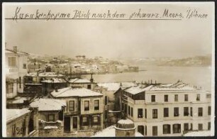Ansicht des Stadtteils Kuruçeşme, Istanbul mit schneebedeckten Dächern, dahinter der Bosporus