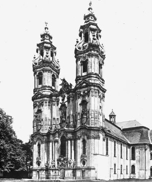 Krzeszów / Grüssau (Kamienna Góra), ehem. Zisterzienserabtei, Klosterkirche, von Südwest; Entwurf aus dem Kreis um K. I. Dientzenhofer od. Chr. Tausch; Leitung der Arbeiten J. A. Jentsch; Ausstattung/ Fassade F. M. Brokoff