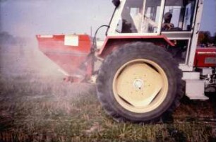 Fotografie: Düngung, Gartenbautechnik-Freiland, Schleuderstreuer