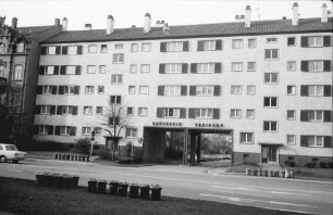 Freiburg; Stühlinger: Wohnhäuser des Bauvereins; Toreinfahrt Schenkstraße; von der Eschholzstraße
