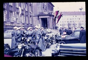 Vor dem Rathaus 26.4.55.