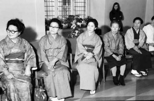 Freiburg: Aula, Rathaus; Empfang einer japanischen Delegation aus Matsuyama im Rathaus; Gruppe: Japanerinnen im Kimono