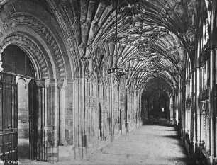 Gloucester, Kathedrale, östl. Kreuzgang nach Süden, Eingang zum Kapitelsaal