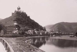 Burg Cochem : Cochem (Mosel). Blick vom linken Moselufer auf Ort und Burg