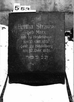Grabstein 553 (Index: 100092117) Material: Granit Zustand: gut Maße HxBxT: 60x50x40 cm Beschreibung: aufgesockelte Stele, Grabeinfassung: Grabstein 553