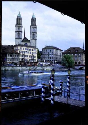 Zürich: Limmatkai mit Grossmünster, Vordergrund Anlegeplatz