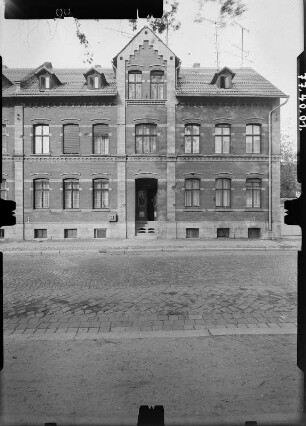Quedlinburg, Platz der Volkssolidaität (Dippeplatz). Doppelwohnhaus. Straßenfront (Teilansicht)