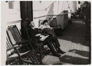 Auf der "Mauretania". Man sonnt sich auf dem Bootsdeck
