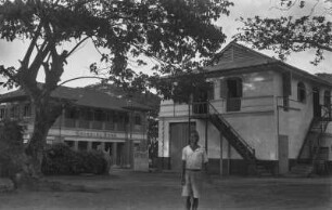 Faktorei des Handelshauses G. L. Gaiser : Mann vor Gebäuden der Faktorei des deutschen Handelshauses G. L. Gaiser in Ibadan