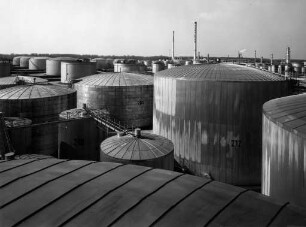 OMW - Oberrheinische Mineralölwerke. Erinnerungsalbum für OB Günther Klotz über die Errichtung und bauliche Entwicklung der Ölraffinerie - Raffineriegelände