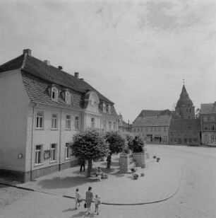 Stavenhagen. Marktplatz mit Rathaus