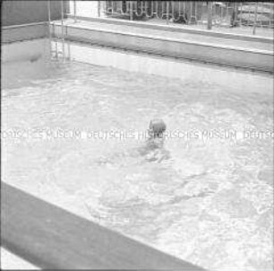 Eine Dame im Schwimmbad des Hochseepassagierdampfers "Columbus"