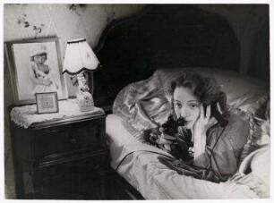 Marlene Dietrich telefoniert aus Hollywood mit ihrer Tochter in Berlin. Marlene Dietrich