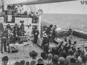 Äquatortaufe : Die Passagiere bei der Äquatortaufe auf Deck des Dampfschiffes Usambara