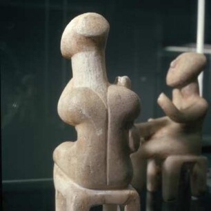 Karlsruhe, Badisches Landesmuseum, Nr. 255. Von Thera. Frühkykladisch II, früher Spedos-Art nahestehend. Marmor, Höhe 16,5cm