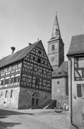 Wolframs-Eschenbach: Fachwerkhaus und Kirchturm