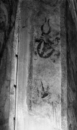 Madonna und Wappenbild in der rechten Fensterlaibung