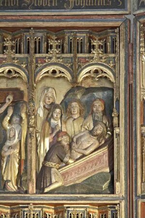 Hauptaltar, sog. Erzväteraltar — Szenen aus der Passion Christi und dem Marienleben — Altarschrein mit zentraler Kreuzigungsszene und Stifterfamilie, in den flankierenden Feldern Darstellungen aus der Passion Christi und dem Marienleben — Die Grablegung