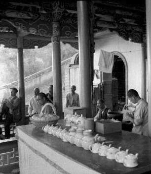 Gruppe von Männern in einer Teestube am Tempelberg