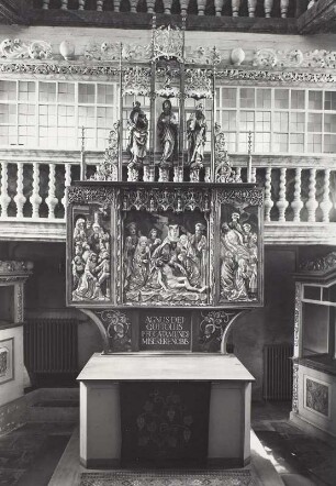 Flügelaltar aus Schneeberg. Scheibenberg, Johanniskiche : Flügelaltar aus Schneeberg (um 1510). Kreuzabnahme im Mittelschrein, Kreuztragung und Grablegung. Holz, farbig gefaßt. Breite des Mittelschreins 143 cm. Gesamtansicht, geöffnet. Scheibenberg, Stadtkirche St. Johannis