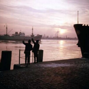 Abschiedswinken von Kindern : Unterelbe. Ausfahrendes Schiff, Abschiedswinken von Kindern