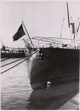 Schiff mit brasilianischer Flagge am Überseehafen Bremen
