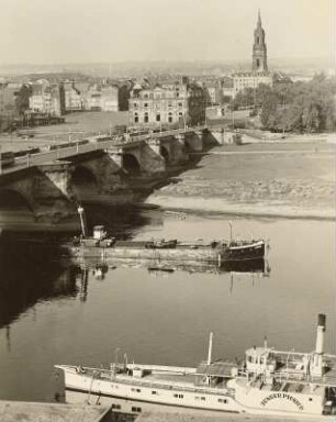 Blick über die Elbe und die Augustusbrücke auf die Neustadt : Dresden. Blick vom Turm des Ständehauses über die Augustusbrücke und die Elbe mit Schiffen, u.a. Passagierdampfer "Junger Pionier" (1898, Werft Blasewitz), zur Neustadt mit Blockhaus und Dreikönigskirche