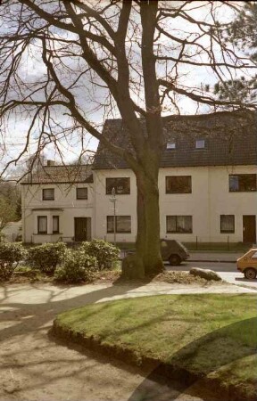 Schönningstedter Straße: vor Maria Magdalenen-Kirche: Friedenseiche: an Fuß Gedenkstein