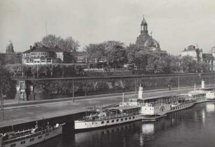 Dampferanlegestelle und Brühlsche Terrasse : Dresden, Terrassenufer mit Dampferanlegestelle und Brühlsche Terrasse mit Belvedere mit Personen-Seitenradampfer "Dresden" (1926, Werft Laubegast"