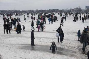Alstereisvergnügen, zugefrorene Außenalster, 02.2012