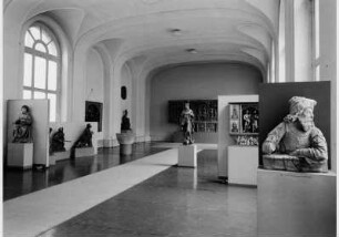 Aufstellung der Skulpturensammlung im Bode-Museum, Raum 11, Blick in Richtung des Mindener Altars