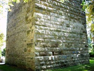 Stadtbefestigung-Wehrturm (Hochwacht) Basisgeschoß querab mit staufischen Buckelquadern im Mauersteinverband