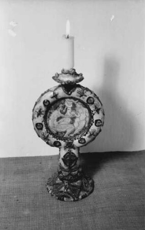 Bukarest: Museum Minovici, Keramikkerzenständer aus Altrumänien