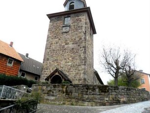 Trubenhausen-Evangelische Kirche - Ansicht von Westen mit Kirche über Kirchturm (romanische Gründung) und Kirchhofmauer in Übersicht