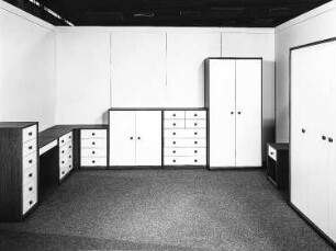 Anbaustrecke : Dresden-Hellerau. VEB Deutsche Werkstätten Hellerau. Hausmesse, 1986. Anbaustrecke. Holz, folienbeschichtet in Palisanderoptik und weiß beschichtet (1986; VEB Möbelkombinat Dresden-Hellerau)