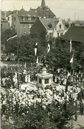 Einweihungsfeier des Marktbrunnens (1912/13; C. Brose) auf dem Bismarckplatz in Homberg am 16. Juni 1913