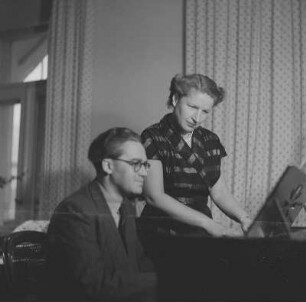 Porträt der Kammersängerin Ruth Lange und des Kapellmeisters Willy Hübner