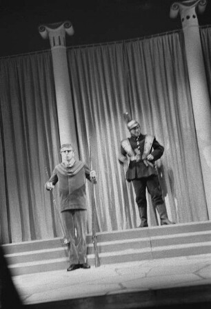Szenenbilder aus "Amphitryon 38" von Jean Giraudoux. Kammerspiele (Deutsches Theater) Berlin, 16.10.1957 : Mit Wilhelm Koch-Hooge in der Titelrolle, Gisela Uhlen als Alkmene, Judith Harms als Ekklissa, Gisela May als Leda, Waldemar Schütz als Jupiter, Horst Drinda u. a.