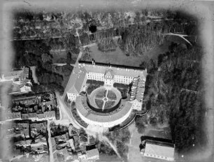 Das Schloß Meiningen; dahinter der Ballonschatten