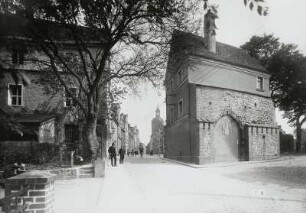 Sprottau, Stadttor : Sprottau (Szprotawa/Polen). Neuststraße mit Stadttor. Blick gegen den Turm der Stadtkirche