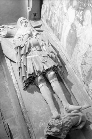 Rötteln: Figur auf Grabplatte, Ritter, liegend