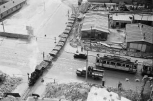 Enttrümmerung im Stadtkern : Dresden-Altstadt, Wilsdruffer Straße. Die Trümmerbahn überquert die Straße und bedingt Halten für Straßenbahn der Linie 14 und Autos