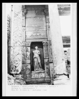 Statue der Sophia (Weisheit) als Tugend des Celsus