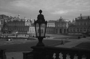 Dresden: Zwinger, Ostbau und Hof, Vordergrund Laterne