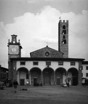 Impruneta. Santuario di Santa Maria (1439/1477). Fassade zur Piazza Vittorio Emanuele mit Portikus (1634)