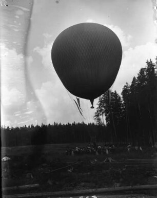 Jena. Ballonfahrertreffen. Startplatz für Ballonfahrt. Abhebender Ballon