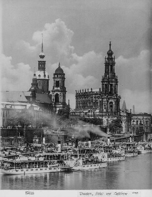 Terrassenufer mit Anlegestellen der Personenschifffahrt, Brühlsche Terrasse mit Ständehaus, Hausmannsturm des Schlosses und Kathedrale. Im Vordergrund Personen-Seitenraddampfer "Laubegast" : Dresden-Altstadt. Terrassenufer mit Anlegestellen der Personenschifffahrt, Brühlsche Terrasse mit Ständehaus, Hausmannsturm des Schlosses und Kathedrale. Im Vordergrund Personen-Seitenraddampfer "Laubegast" (Indienststellung 1912; Werft (Dresden-)Laubegast)