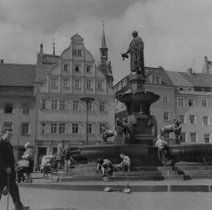 Freiberg. Brunnendenkmal mit dem Standbild des Stadtgründers, Otto dem Reichen, und südwestlicher Teil des Obermarktes mit Petrikirche im Hintergrund