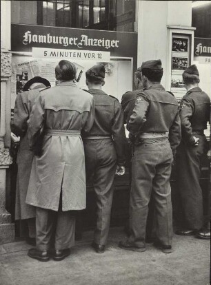 Hamburg. Gänsemarkt. Besatzungssoldaten am Redaktionshaus der Hamburger Allgemeinen. Ausstellung die letzten Tage von Hamburgs Kapitulation von April/Mai 1945 betreffend